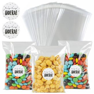 Merkloos - 50x Uitdeelzakjes + Sluitstickers Hiep Hiep Hoera! - Zakjes Met Plakstrip - Zelfklevende Zakjes - Uitdeelzakjes - Traktaties - Transparant - 10x15cm - 50 Stuks