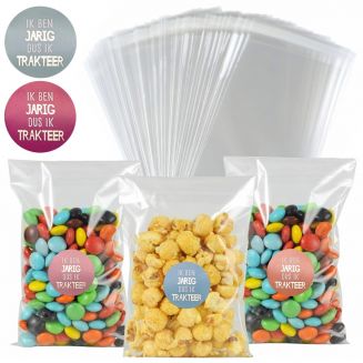 50x Uitdeelzakjes + Sluitstickers Ik Ben Jarig Dus Ik Trakteer Mix - Zakjes Met Plakstrip - Zelfklevende Zakjes - Uitdeelzakjes - Traktaties - Transparant - 10x15cm - 50 Stuks