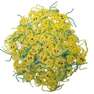 Gele houten bloem gelukshangers met smiley